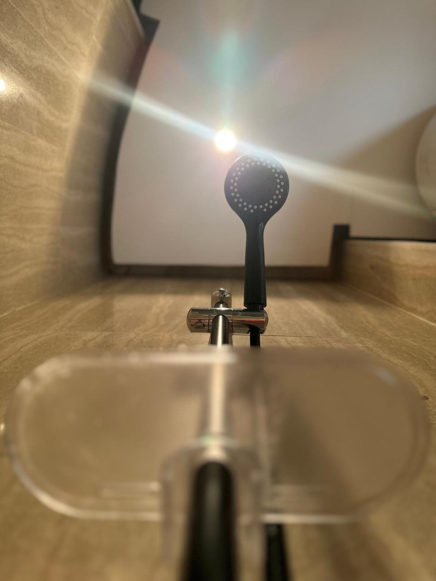 Modern 1-Bedroom Apartment In Zamalek Visits Allowed Каїр Екстер'єр фото