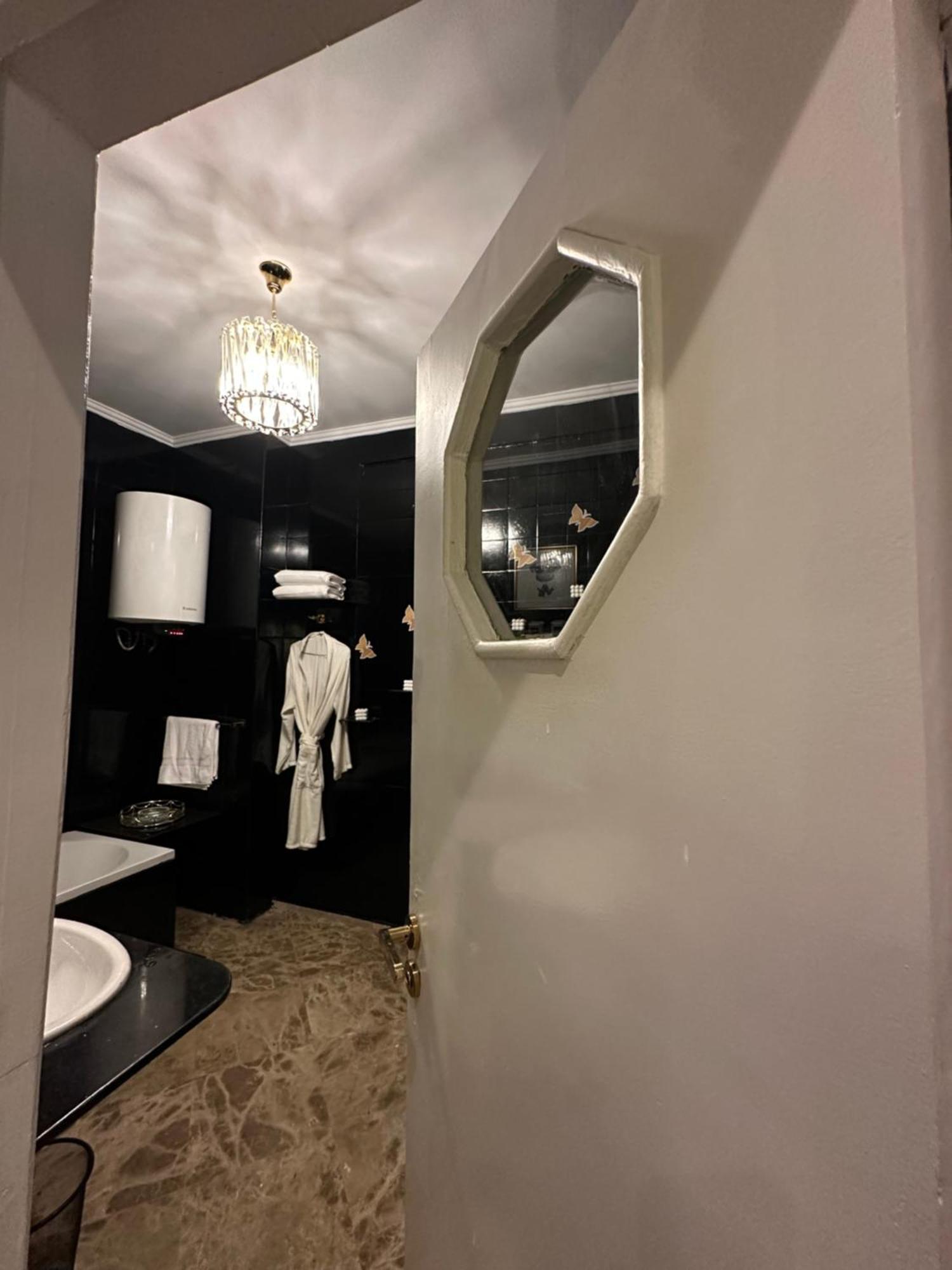 Modern 1-Bedroom Apartment In Zamalek Visits Allowed Каїр Екстер'єр фото